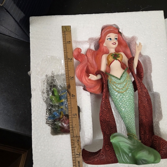 DISNEY SHOWCASE Couture de Force ARIEL Flounder Holiday Series Figurine 6000818 - Picture 5 of 8